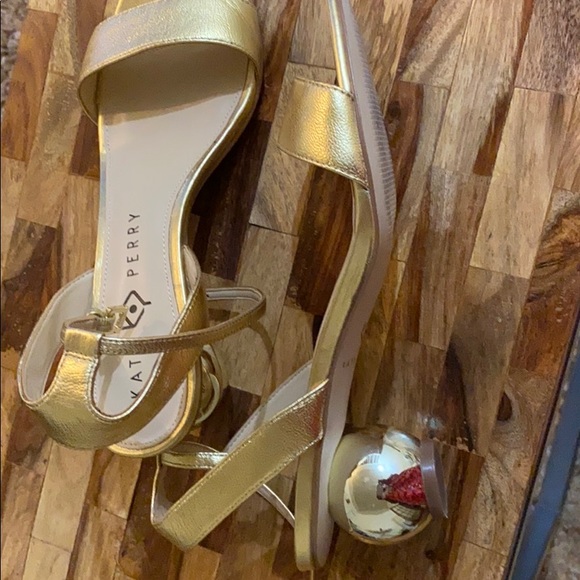 Gold Slippers - Picture 2 of 4